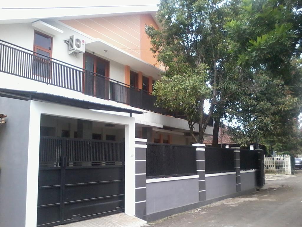 Rumah Sarwestri Hotel Bandung Exterior photo